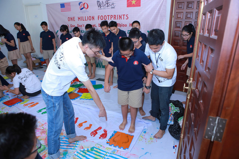 Hàng trăm dấu chân của các bạn học sinh thể hiện sự cam kết bảo vệ loài tê giác với thông điệp ‘Không sử dụng - Không Tặng quà và Không chấp nhận’ việc mua bán và sử dụng sừng tê giác, rộng hơn, là các loài động vật hoang dã. (Ảnh: Minh Sơn/Vietnam+)