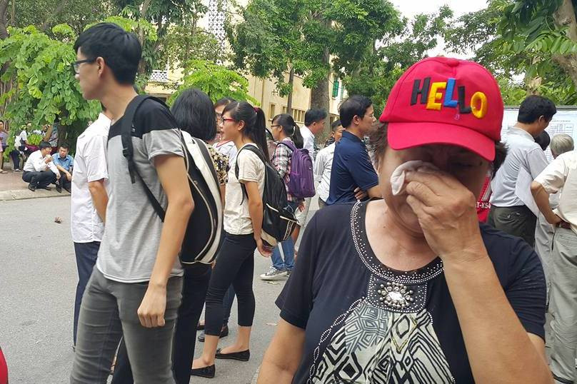 Một vị phụ huynh đã bật khóc khi chờ làm thủ tục quá lâu. (Ảnh: CTV)