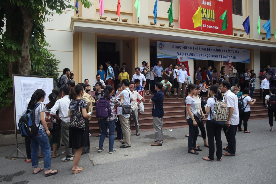 Ngay từ rất sớm, phụ huynh và học sinh đã tập trung đông nghịt trước điểm trường đại học Kinh tế Quốc dân. (Ảnh: PV/Vietnam+)