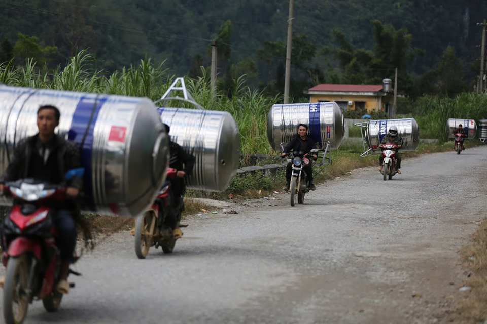 Niềm vui của bà con khi nhận được những món quà đầy ý nghĩa. (Ảnh: Minh Sơn/Vietnam+)
