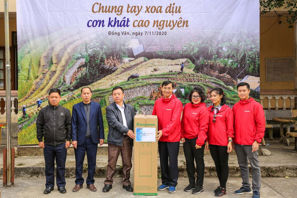 Thấu hiểu điều đó, Báo Điện tử VietnamPlus đã trao tặng các hộ nghèo bản Lủng Sính bồn chứa nước sạch để cuộc sống của họ bớt khó khăn. (Ảnh: Minh Sơn/Vietnam+)