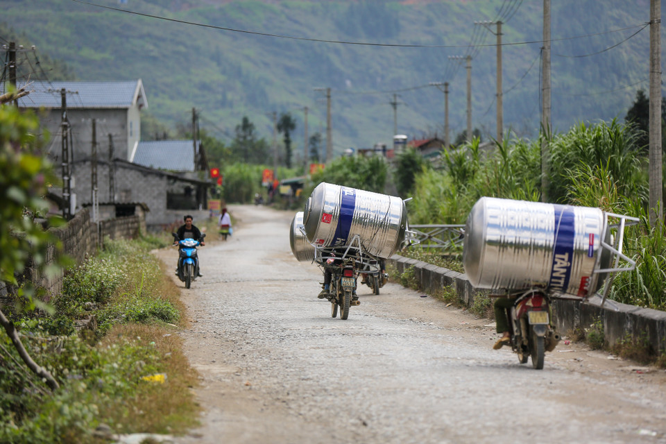 Chia sẻ với sự khó khăn của bà con, lãnh đạo Báo Điện tử VietnamPlus hy vọng phần quà có thể giảm bớt một phần trong cuộc sống của người dân tại Lủng Sính. (Ảnh: Minh Sơn/Vietnam+)