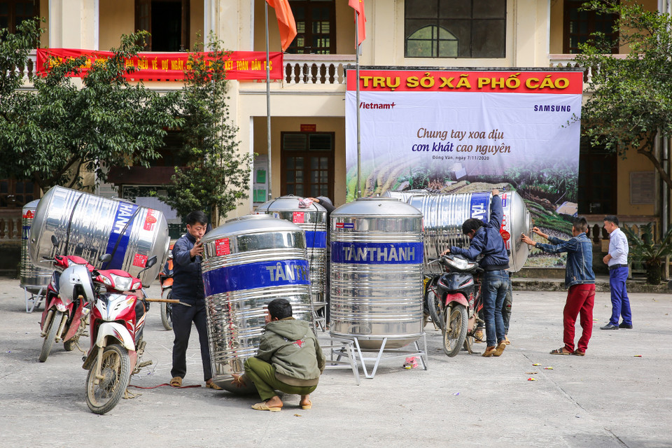 Nếu có bồn nước, họ có thể trữ nước vào mùa mưa để sử dụng. Mùa khô kéo dài từ tháng 9 đến tháng 4 hằng năm là thời điểm bà con cõng nước rất vất vả. (Ảnh: Minh Sơn/Vietnam+)