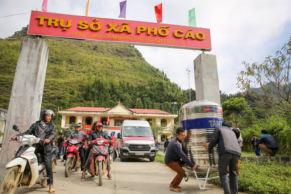 Đây là món quà không thể thiết thực hơn cho bà con người dân tộc Mông trước khi mùa đông lạnh cắt da cắt thịt sắp tới. (Ảnh: Minh Sơn/Vietnam+)