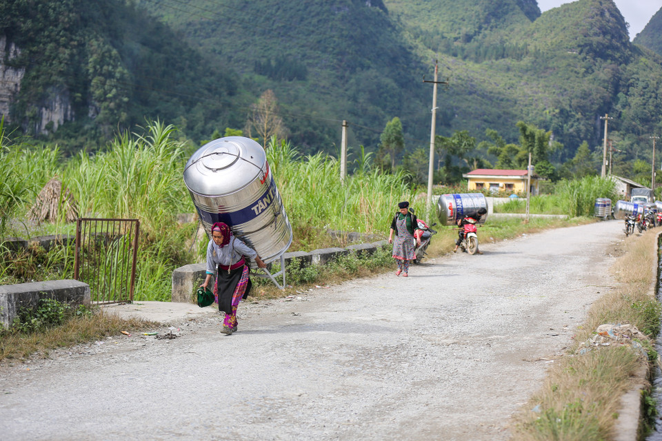 Chiếc bình inox thoạt nhìn có vẻ cồng kềnh nhưng cũng 'chỉ' nặng độ 20-30 cân. Đây là trọng lượng rất bình thường đối với bà con dân tộc miền núi khi thường ngày họ vẫn phải gùi hàng chục cân nông sản tới chợ huyện hay gùi ngô, củi... (Ảnh: Minh Sơn/Vietnam+)