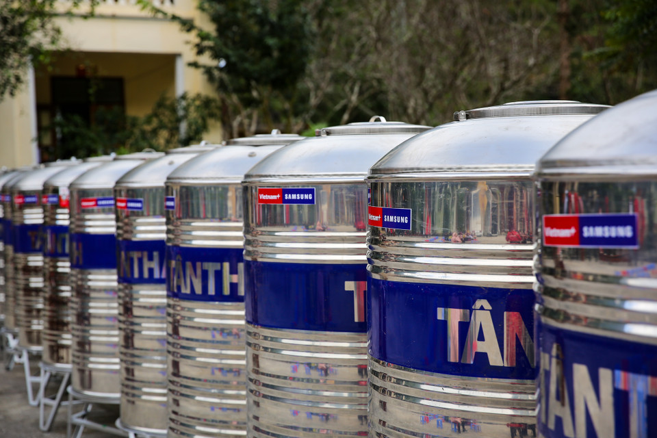 64 bồn chứa nước sạch là món quà đầy thiết thực của Báo Điện tử VietnamPlus, cùng với sự đồng hành của công ty Samsung Việt Nam, góp phần làm dịu cơn khát của đồng bào vùng biên viễn cực Bắc của Tổ quốc. (Ảnh: Minh Sơn/Vietnam+)