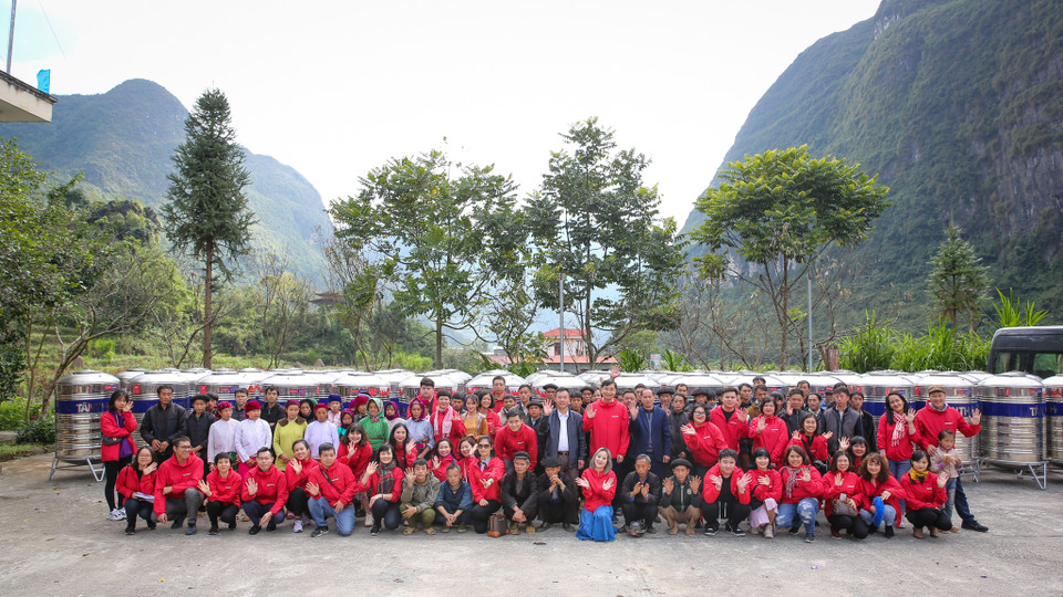  'Trao tặng các bồn chứa nước cho người dân là việc làm hết sức có ý nghĩa, là món quà quý giá của Báo Điện tử VietnamPlus dành cho người dân bản Lủng Sính bởi cuộc sống của họ sẽ bớt khó khăn hơn rất nhiều,' ông Giàng Mí Say bày tỏ. (Ảnh: Minh Sơn/Vietnam+)