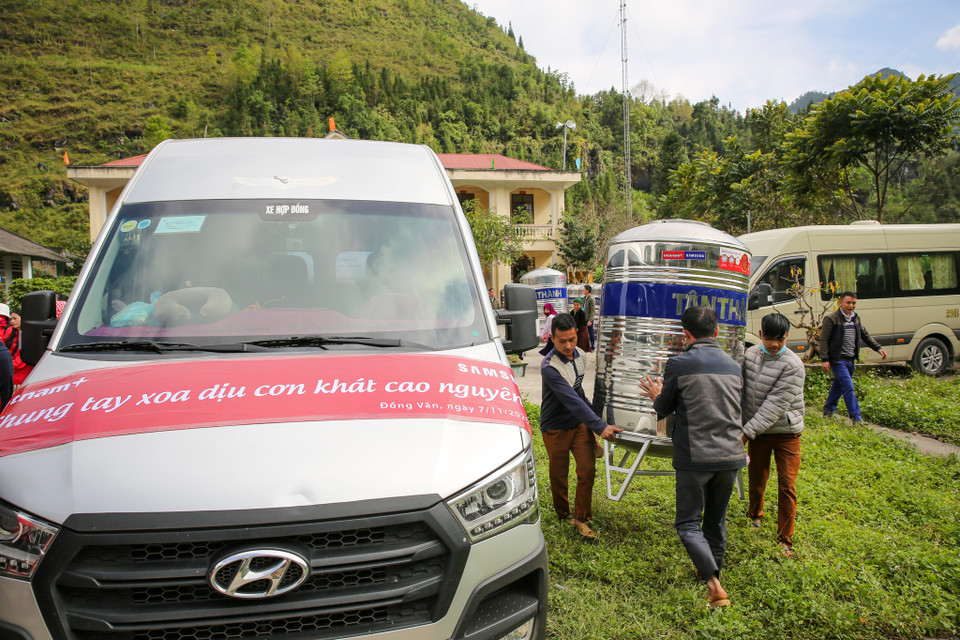 Mỗi bồn nước có thể đựng được 1.200 lít nước sạch đủ để bà con có thể sinh hoạt trong nhiều ngày. (Ảnh: Minh Sơn/Vietnam+)