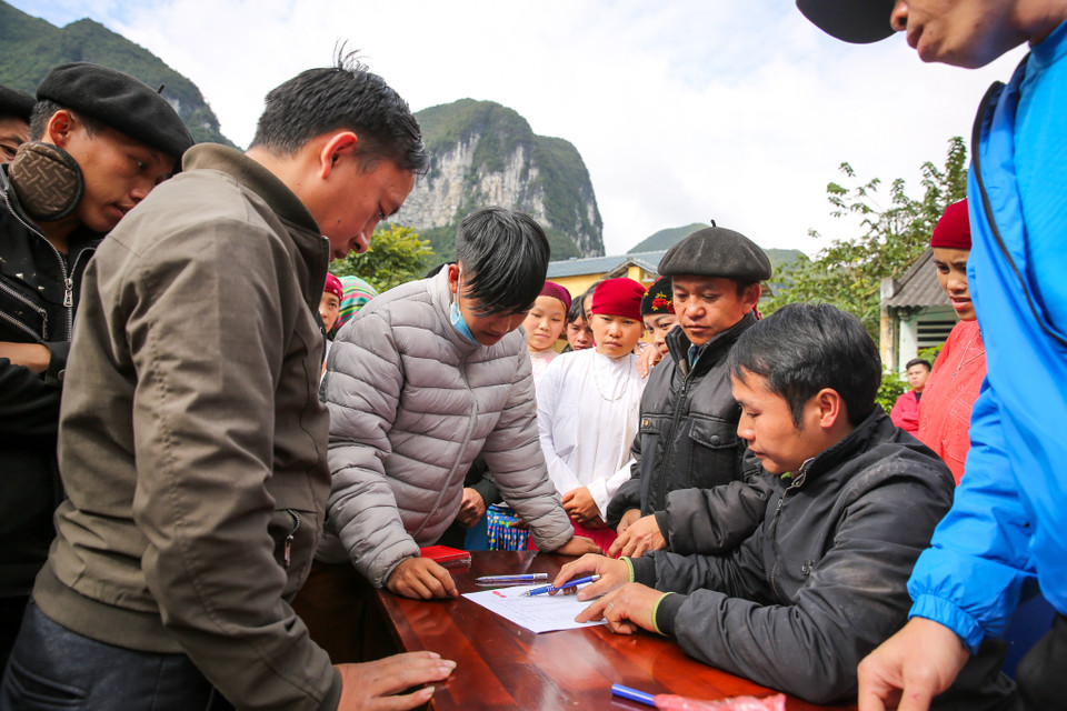 Ở những xã miền núi Hà Giang, nước sinh hoạt là một điều khá xa xỉ. Mỗi ngày, nhiều người dân phải mất 3-4 tiếng leo đồi để cõng nước về nhà, mỗi lần chỉ mang được một can nước 20 lít. (Ảnh: Minh Sơn/Vietnam+)