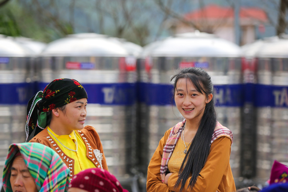 Khuôn mặt rạng rỡ của người dân Lủng Sính khi nhận được những bồn chứa nước sạch. (Ảnh: Minh Sơn/Vietnam+)