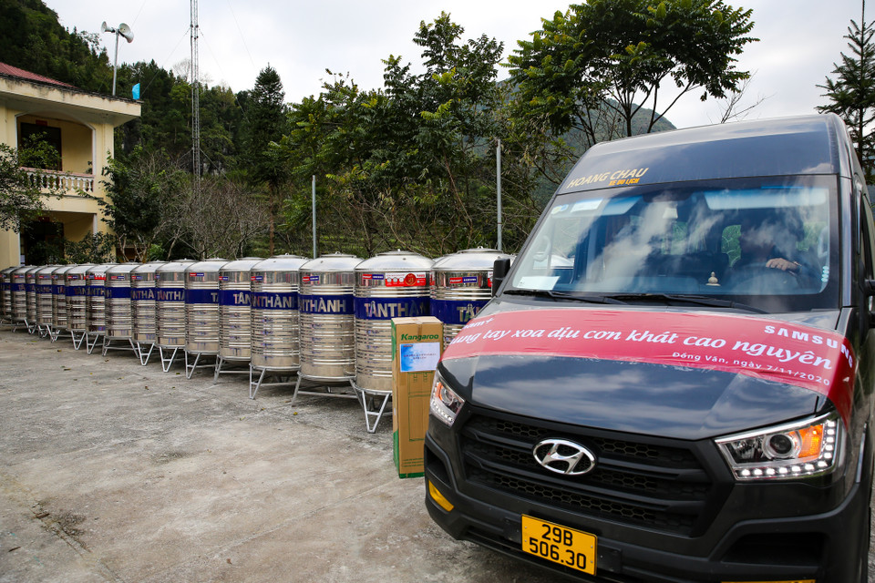 Vượt hơn 400km với những khúc cua tay áo hiểm trở, ngày 7/11, Báo Điện tử VietnamPlus - Thông tấn xã Việt Nam đã tới xã Phố Cáo (Đồng Văn, Hà Giang) để trao tặng bồn chứa nước sạch cho 64 hộ nghèo tại bản Lủng Sính. (Ảnh: Minh Sơn/Vietnam+)