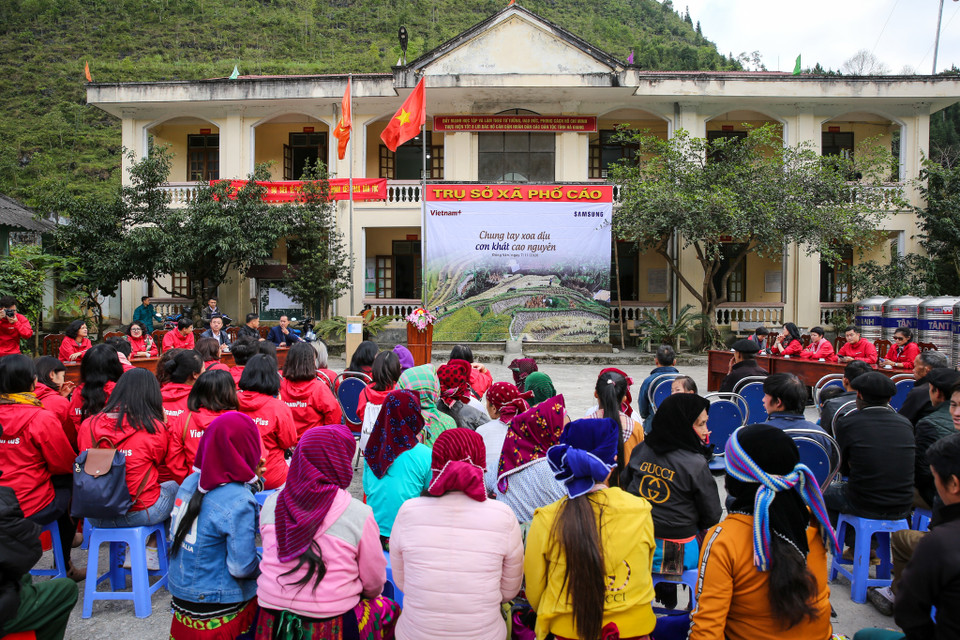 Biết tin đoàn về thăm và tặng quà, người dân đã háo hức tập trung ở Ủy ban Nhân dân xã từ rất sớm. (Ảnh: Minh Sơn/Vietnam+)