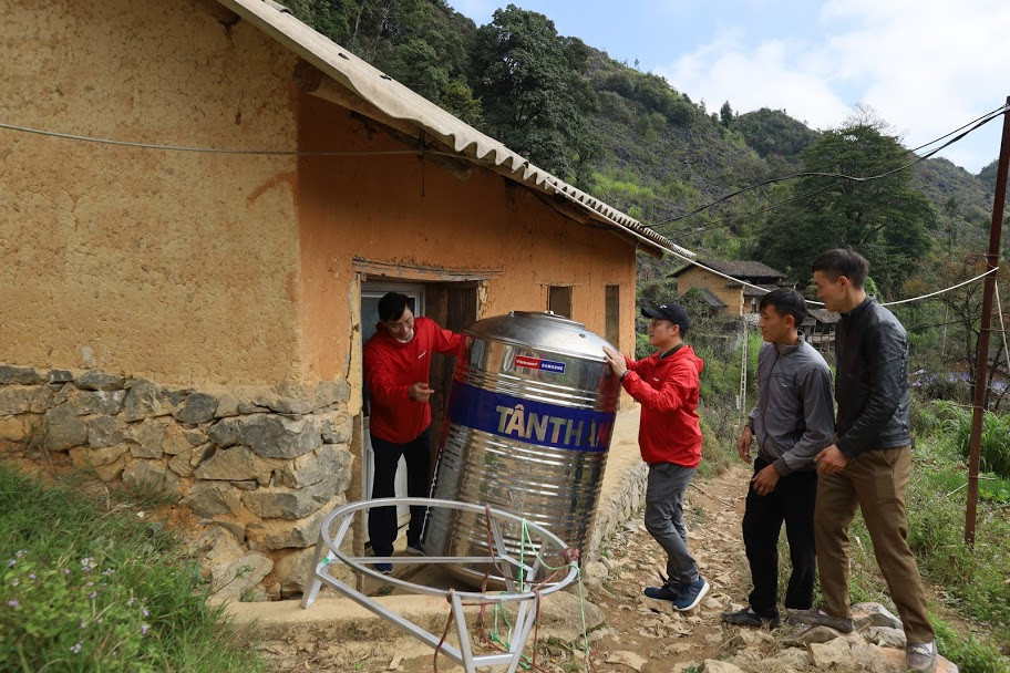 Lãnh đạo Báo Điện tử VietnamPlus chia sẻ niềm vui cùng người dân nghèo Lủng Sính. (Ảnh: Minh Sơn/Vietnam+)