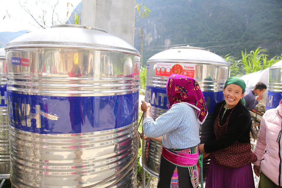 Niềm vui của bà con khi nhận được những món quà đầy ý nghĩa. (Ảnh: Minh Sơn/Vietnam+)