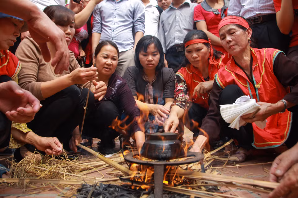 Những người phụ nữ khéo tay nhất sẽ được chọn để thổi cơm. (Ảnh: Minh Sơn/Vietnam+)