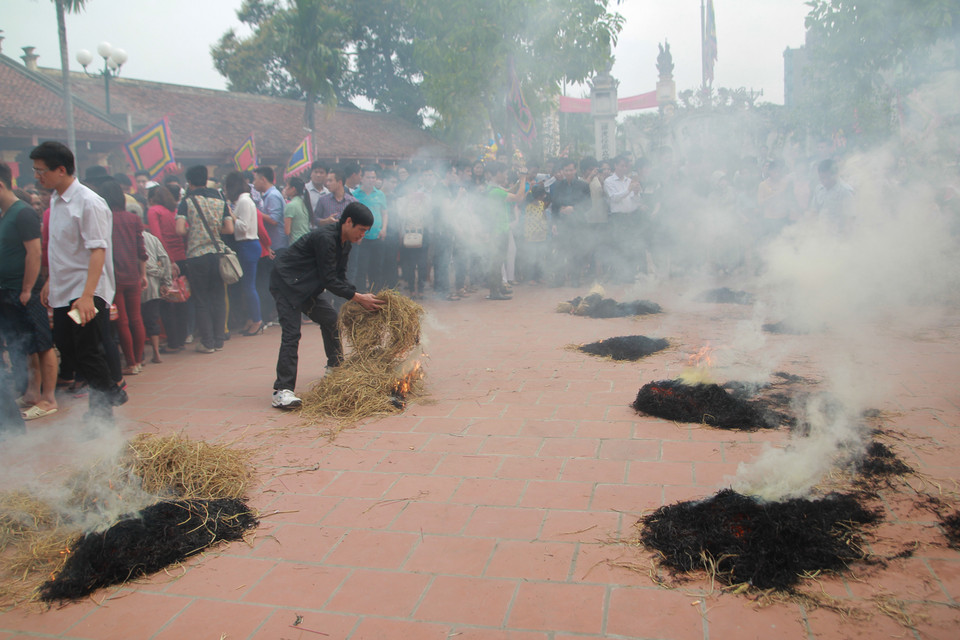 Cả một khoảng sân đình mù mịt khói. (Ảnh: Minh Sơn/Vietnam+)