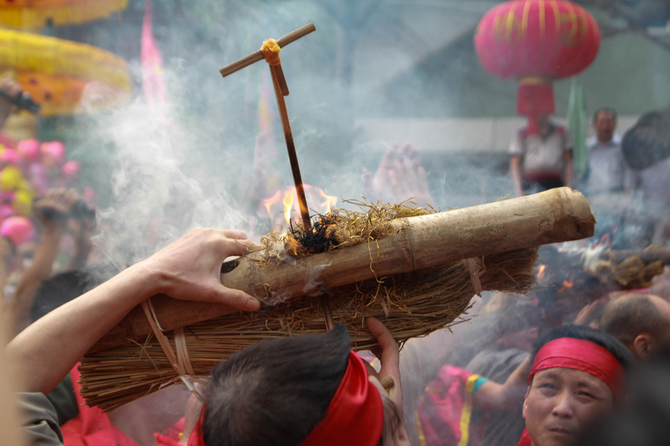 Chỉ khoảng 1 phút, đã có bện rơm đầu tiên bén lửa. (Ảnh: Minh Sơn/Vietnam+)