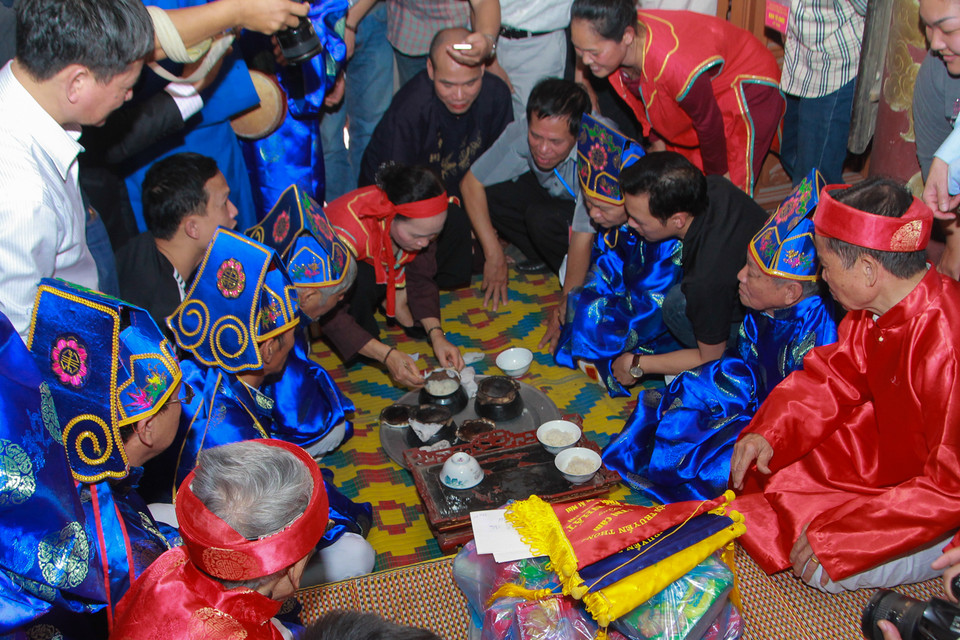 Quan là các cụ cao niên trong làng sẽ tìm ra 4 nồi cơm, nồi nào cơm chín dẻo, thơm ngon sẽ được trao giải và 4 niêu cơm sẽ xới để cúng thành hoàng làng. Kết thúc hội thi, các đội chia cơm cho dân làng để cầu mong một năm no đủ, an lành. (Ảnh: Minh Sơn/Vietnam+)