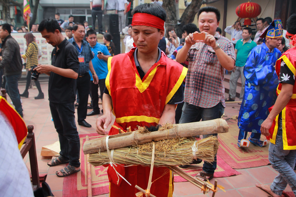 Đội nào lửa không cháy sẽ bị xử thua cuộc. (Ảnh: Minh Sơn/Vietnam+)