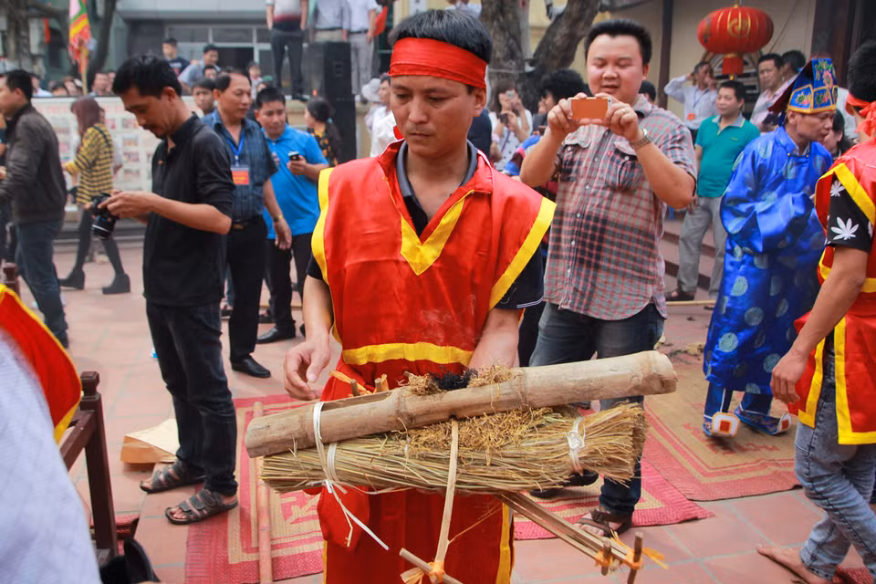 Đội nào lửa không cháy sẽ bị xử thua cuộc. (Ảnh: Minh Sơn/Vietnam+)