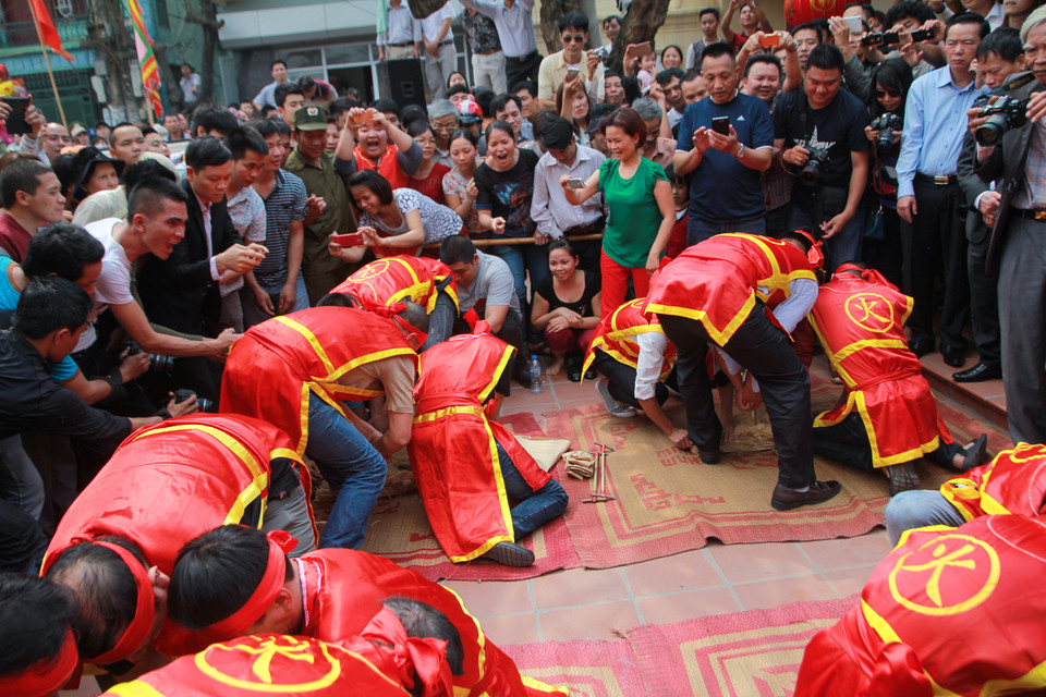 Thi thổi lửa, đội nào rơm bén lửa sớm nhất sẽ chiến thắng. (Ảnh: Minh Sơn/Vietnam+)