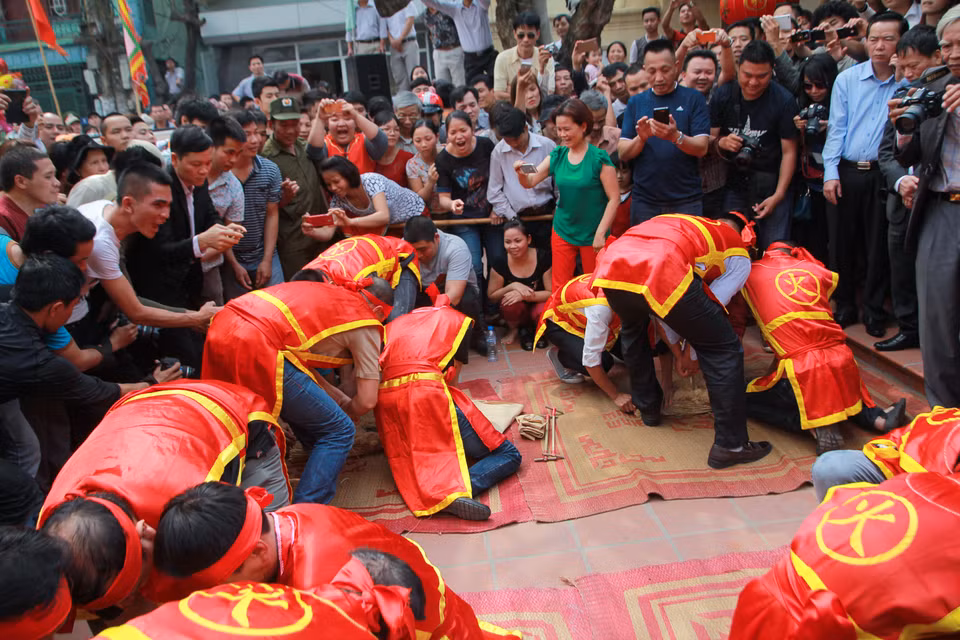 Thi thổi lửa, đội nào rơm bén lửa sớm nhất sẽ chiến thắng. (Ảnh: Minh Sơn/Vietnam+)