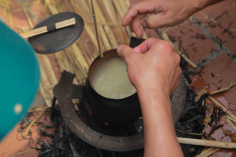  Gạo của các đội thi phải lấy chung một loại, cái khéo là sao vừa thổi cơm nhanh nhất, cơm phải dẻo, thơm, trắng tinh. (Ảnh: Minh Sơn/Vietnam+)