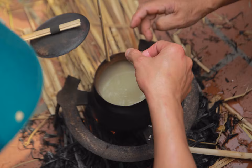  Gạo của các đội thi phải lấy chung một loại, cái khéo là sao vừa thổi cơm nhanh nhất, cơm phải dẻo, thơm, trắng tinh. (Ảnh: Minh Sơn/Vietnam+)