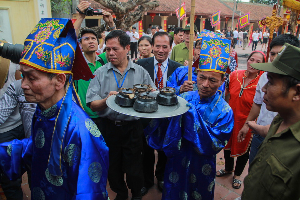 Các đội sẽ phải lau sạch niêu cơm rồi dâng lên để các quan chấm điểm. (Ảnh: Minh Sơn/Vietnam+)