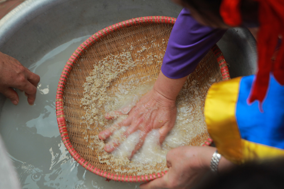 Có 4 đội thổi cơm thi mỗi đội được cử 10 nam nữ dự thi: 4 người xay thóc giã gạo, một người dần sàng, một người lấy nước, hai người kéo lửa bằng cây giang, hai người thổi cơm. (Ảnh: Minh Sơn/Vietnam+)