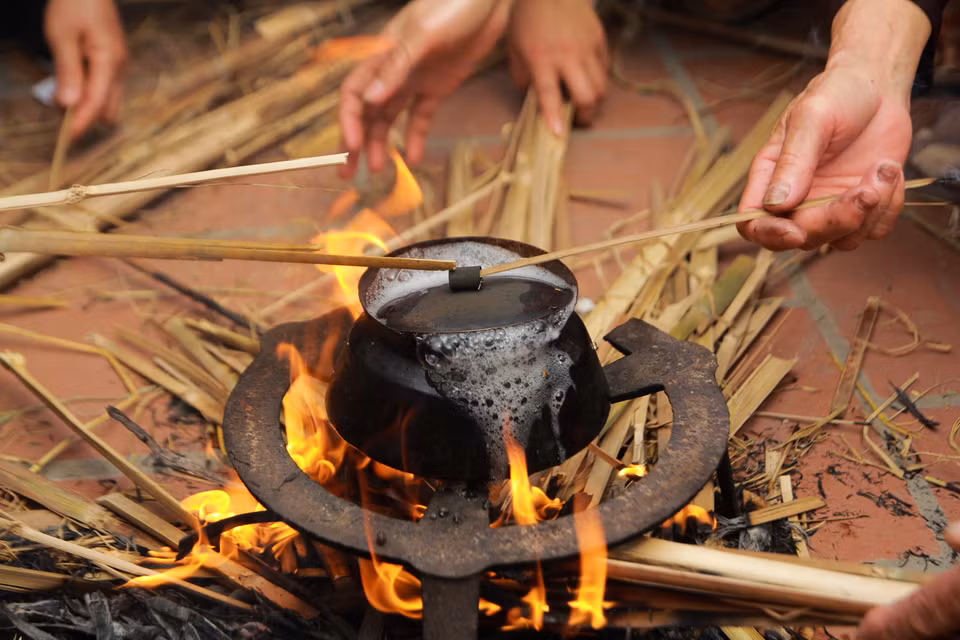 Chỉ khoảng 20 phút, nồi cơm đã bắt đầu sôi ùng ục. (Ảnh: Minh Sơn/Vietnam+)