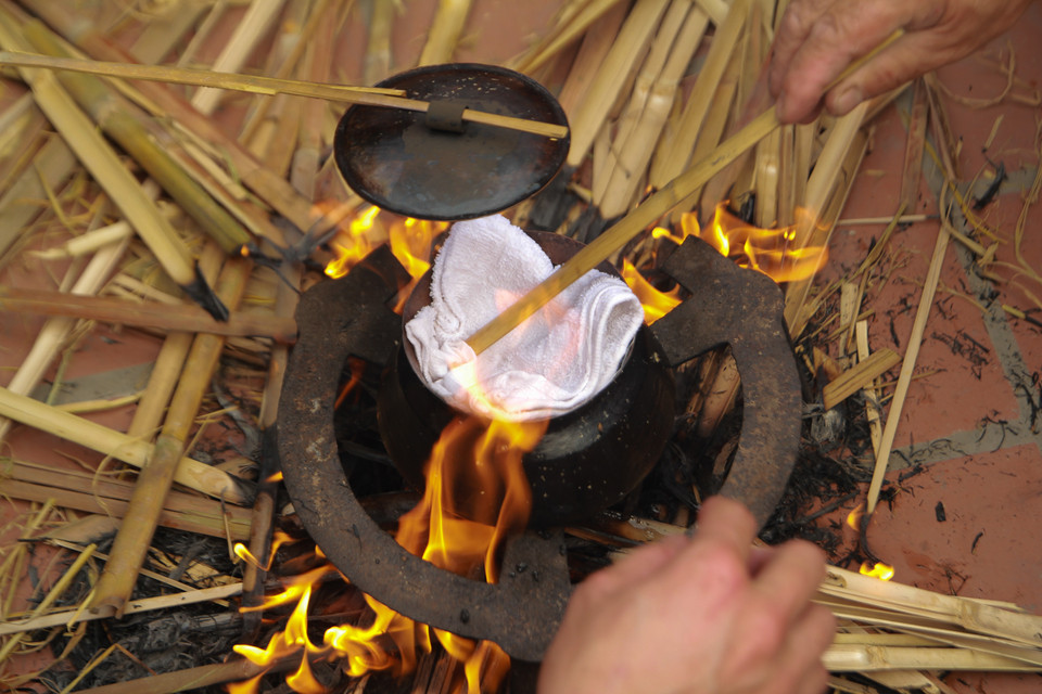 Mỗi đội sẽ có một ‘thủ thuật’ riêng để cho cơm ngon, dẻo. (Ảnh: Minh Sơn/Vietnam+)