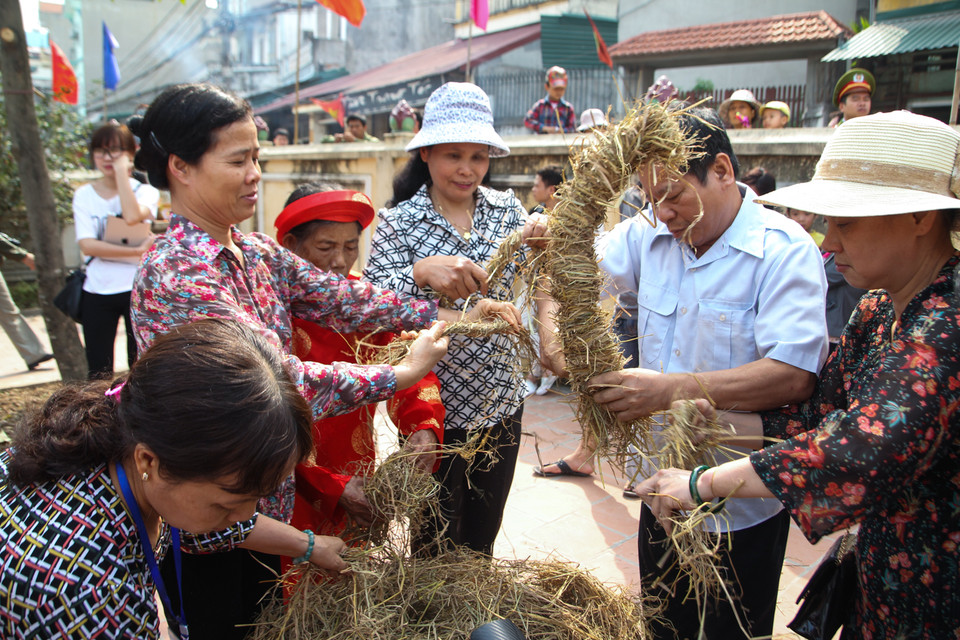 Hội thi chia làm 3 công đoạn: thi lấy nước, thi kéo lửa và thi nấu cơm. (Ảnh: Minh Sơn/Vietnam+)