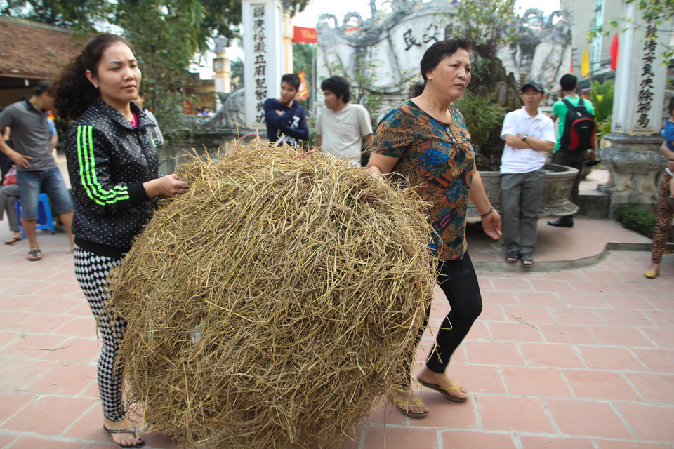 Theo thông lệ hàng năm, cứ mồng 8 Tết âm lịch, người dân làng Thị Cấm (Xuân Phương, Nam Từ Liêm) lại tưng bừng mở hội nổi lửa thi nấu cơm. (Ảnh: Minh Sơn/Vietnam+)