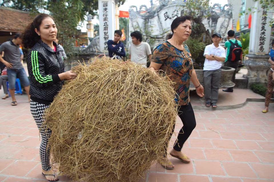 Theo thông lệ hàng năm, cứ mồng 8 Tết âm lịch, người dân làng Thị Cấm (Xuân Phương, Nam Từ Liêm) lại tưng bừng mở hội nổi lửa thi nấu cơm. (Ảnh: Minh Sơn/Vietnam+)