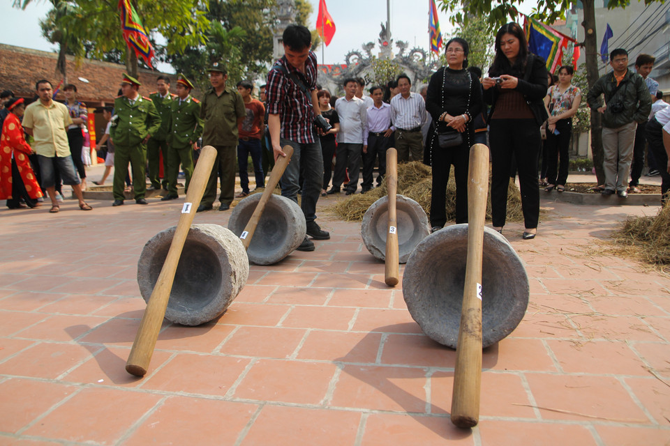 Riêng thi thổi cơm có ba công đoạn: Giã thóc, xàng thóc lấy gạo; Giã gạo, lấy gạo trắng; Thổi cơm. Một cụ ông cao niên trong làng kể lại, những chiếc cối này đã có từ rất lau rồi. (Ảnh: Minh Sơn/Vietnam+)