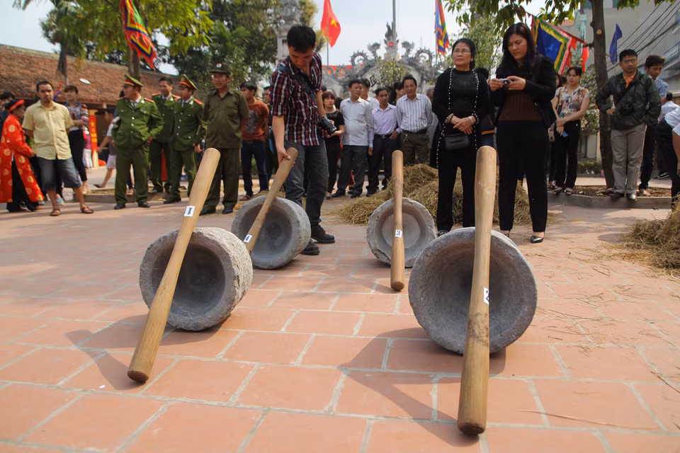 Riêng thi thổi cơm có ba công đoạn: Giã thóc, xàng thóc lấy gạo; Giã gạo, lấy gạo trắng; Thổi cơm. Một cụ ông cao niên trong làng kể lại, những chiếc cối này đã có từ rất lau rồi. (Ảnh: Minh Sơn/Vietnam+)