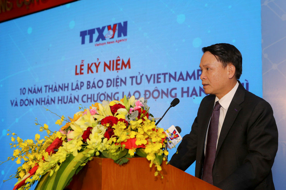 Tổng Giám đốc Thông tấn xã Việt Nam, ông Nguyễn Đức Lợi cho rằng với những nỗ lực không ngừng trong công tác đào tạo nội bộ của tòa soạn và được kinh qua thực tế áp dụng quy trình tác nghiệp hiện đại, VietnamPlus đã tạo dựng được những cây bút xuất sắc, được vinh danh tại các giải báo chí của ngành và giải báo chí quốc gia. (Ảnh: PV/Vietnam+)