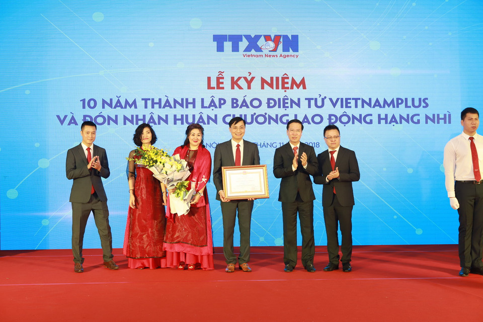 Với những thành tích đã đạt được, trong nhiều năm liên tục, Báo Điện tử VietnamPlus đã vinh dự được Đảng, Nhà nước trao tặng các phần thưởng cao quý: ba lần nhận Cờ Thi đua Chính phủ (các năm 2010, 2012, 2016), Bằng khen của Thủ tướng Chính phủ (năm 2012), Huân chương Lao động hạng Ba (năm 2013)- Ảnh: PV