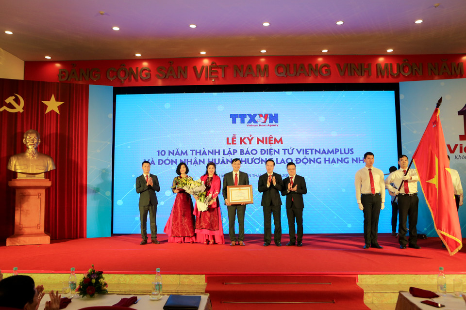 Huân chương Lao động hạng Nhì vừa là phần thưởng vừa là động lực cho tòa soạn VietnamPlus nói riêng và Thông tấn xã Việt Nam nói chung vững bước trên con đường báo chí Cách mạng. (Ảnh: PV/Vietnam+)