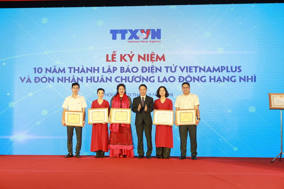 Ông Nguyễn Đức Lợi,Ủy viên Trung ương Đảng, Tổng Giám đốc TTXVN trao tặng bằng khen cho các tập thể cá nhân có thành tích của Báo Điện tử VietnamPlus. 
