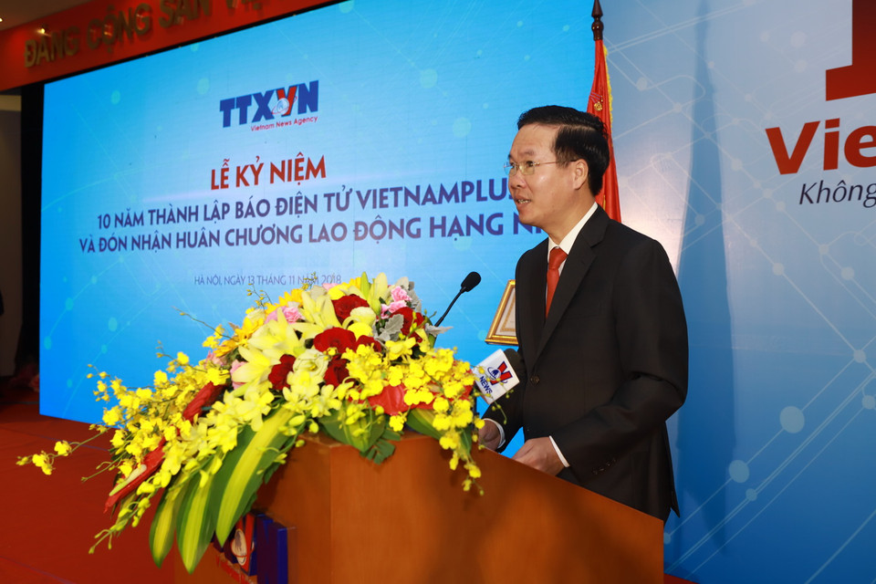Đánh giá cao những thành tích của Báo Điện tử VietnamPlus trong 10 năm qua, ông Võ Văn Thưởng - Ủy viên Bộ Chính trị, Bí thư trung ương Đảng, Trưởng Ban Tuyên giáo Trung ương nhấn mạnh, những dấu mốc, con số thống kê được nêu tại sự kiện hôm nay đã cho thấy sự trưởng thành vượt bậc chỉ trong một thập kỷ ra đời và phát triển của Báo Điện tử VietnamPlus. (Ảnh: PV/Vietnam+)