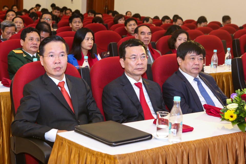 Đến dự lễ kỷ niệm của Báo Điện tử VietnamPlus còn có ông Nguyễn Mạnh Hùng, Ủy viên Trung ương Đảng, Bộ trưởng Bộ Thông tin và Truyền thông, ông Nguyễn Thế Kỷ, Ủy viên Trung ương Đảng, Tổng Giám đốc Đài Tiếng nói Việt Nam