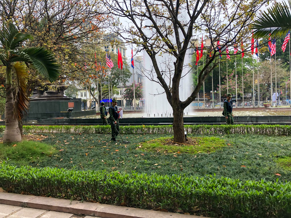 Công an thành phố Hà Nội cũng quán triệt các đơn vị, địa bàn tiến hành đồng bộ các biện pháp nghiệp vụ phòng ngừa đấu tranh trấn áp các loại tội phạm; tổ chức tuần tra kiểm soát 24/24 tại các địa bàn quan trọng, đặc biệt là sân bay quốc tế Nội Bài, nhà ga, bến xe, các công trình văn hóa, tượng đài tại Hà Nội, hệ thống điện, trạm biến áp, các địa điểm công cộng phức tạp, nhất là các tuyến phố nơi diễn ra hội nghị, nơi ăn nghỉ của các đoàn khách quốc tế...(Ảnh: Minh Sơn/Vietnam+)