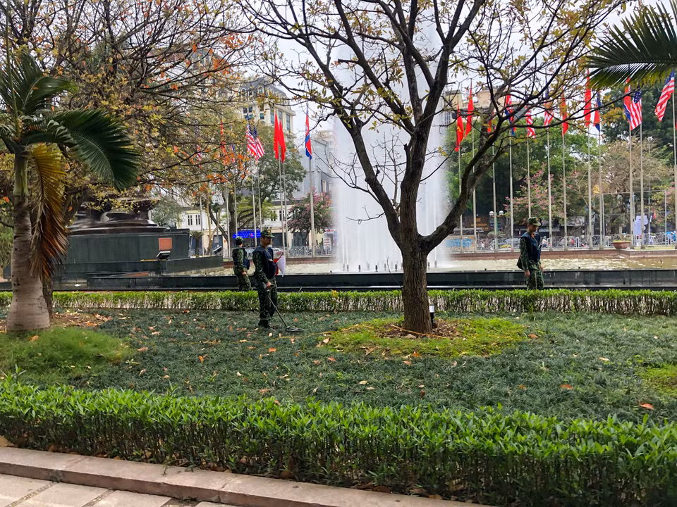 Công an thành phố Hà Nội cũng quán triệt các đơn vị, địa bàn tiến hành đồng bộ các biện pháp nghiệp vụ phòng ngừa đấu tranh trấn áp các loại tội phạm; tổ chức tuần tra kiểm soát 24/24 tại các địa bàn quan trọng, đặc biệt là sân bay quốc tế Nội Bài, nhà ga, bến xe, các công trình văn hóa, tượng đài tại Hà Nội, hệ thống điện, trạm biến áp, các địa điểm công cộng phức tạp, nhất là các tuyến phố nơi diễn ra hội nghị, nơi ăn nghỉ của các đoàn khách quốc tế...(Ảnh: Minh Sơn/Vietnam+)