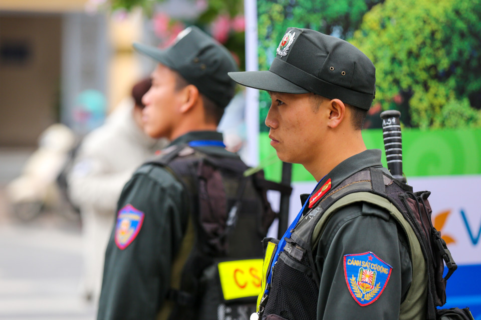 Chủ động nắm chắc tình hình từ xa, tại chỗ, trước, trong và sau khi hội nghị kết thúc; tăng cường quản lý xuất nhập cảnh, quản lý nhân hộ khẩu, vũ khí, vật liệu nổ, công cụ hỗ trợ. Thời điểm diễn ra hội nghị, lực lượng cảnh sát cơ động, cảnh sát giao thông, cảnh sát hình sự, công an các đơn vị, quận, huyện được lệnh trực 100% quân số. (Ảnh: Minh Sơn/Vietnam+)