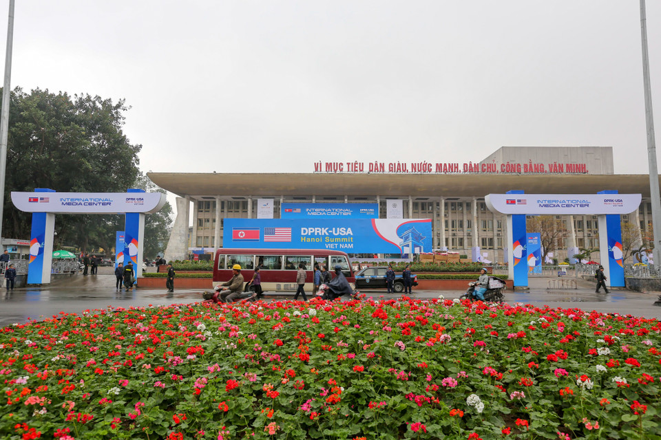 Hoa tươi đều đã được trồng mới tại các nút giao, vòng xuyến nơi dự kiến sự kiện sẽ diễn ra. (Ảnh: Minh Sơn/Vietnam+)