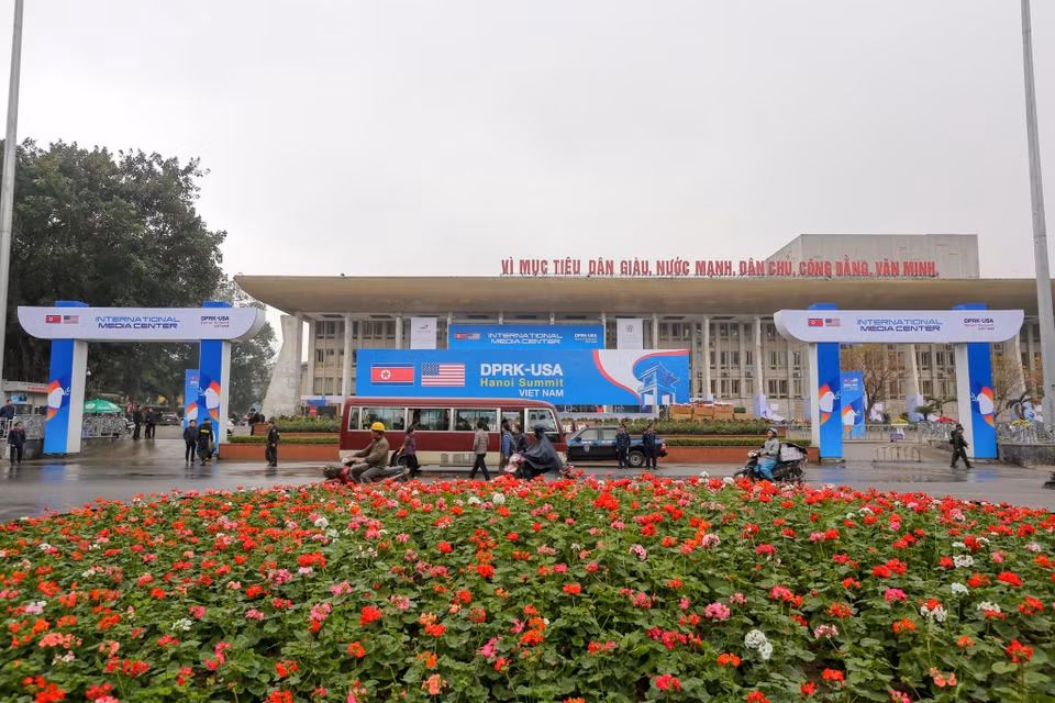 Hoa tươi đều đã được trồng mới tại các nút giao, vòng xuyến nơi dự kiến sự kiện sẽ diễn ra. (Ảnh: Minh Sơn/Vietnam+)