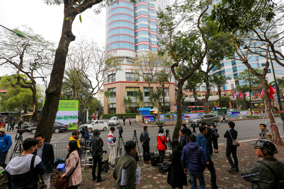 Phóng viên báo chí các nước nhiều ngày nay đã tập trung tác nghiệp tại các khách sạn, địa điểm dự kiến diễn ra Hội nghị. (Ảnh: Minh Sơn/Vietnam+)