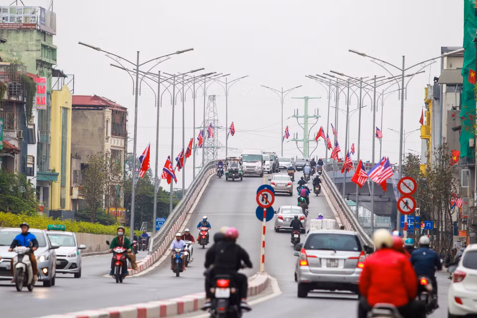 Hình ảnh lá cờ ba nước Hoa Kỳ, Việt Nam, Triều Tiên tung bay dọc cầu vượt An Dương. (Ảnh: Minh Sơn/Vietnam+)